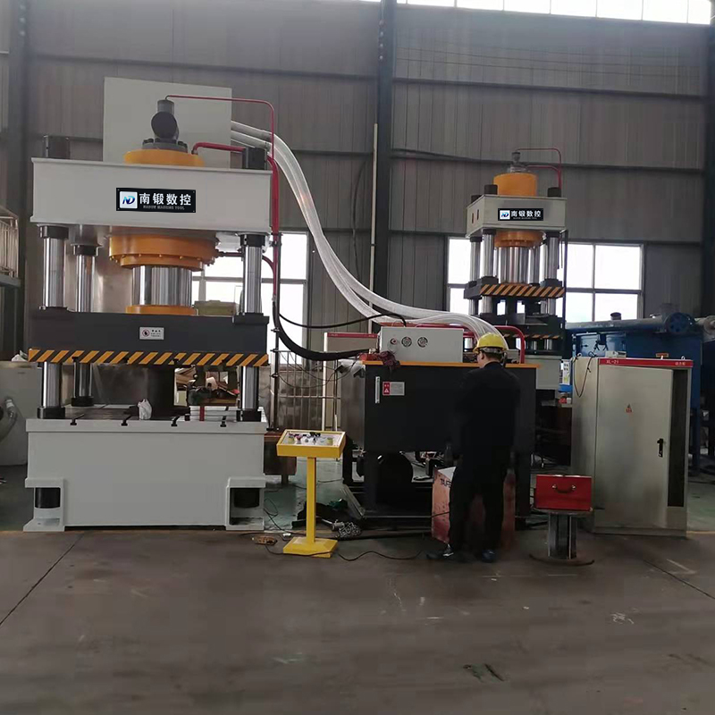 630噸三梁四柱伺服系統(tǒng)油壓機