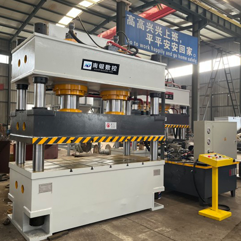 彩石金屬瓦生產(chǎn)線客戶使用現(xiàn)場(chǎng)