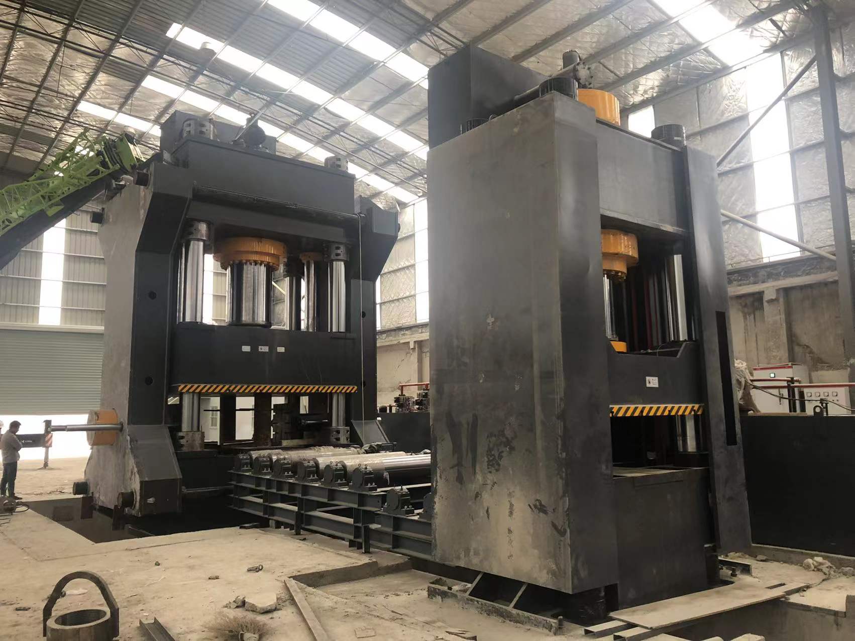 1200噸2500噸四柱液壓機客戶現(xiàn)場