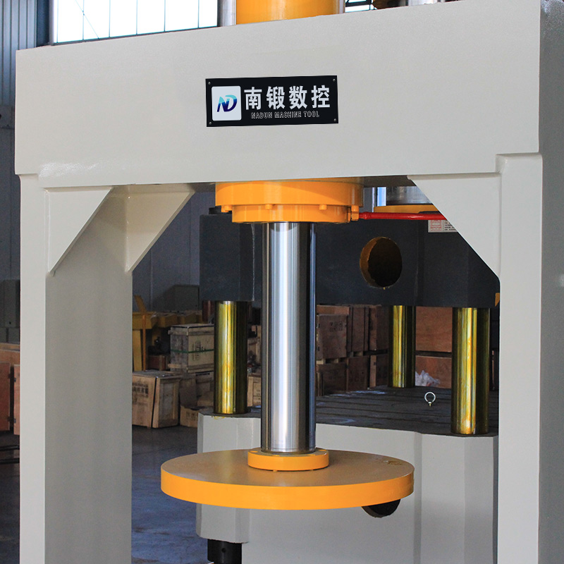 滕州100噸工程車實心輪胎壓胎機100噸龍門液壓機