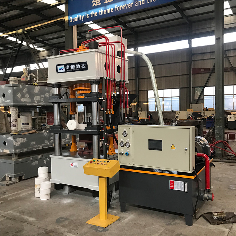 315噸鹽磚機(jī)牛羊舔磚液壓機(jī)粉末成型壓力機(jī)四柱油壓機(jī)滕州