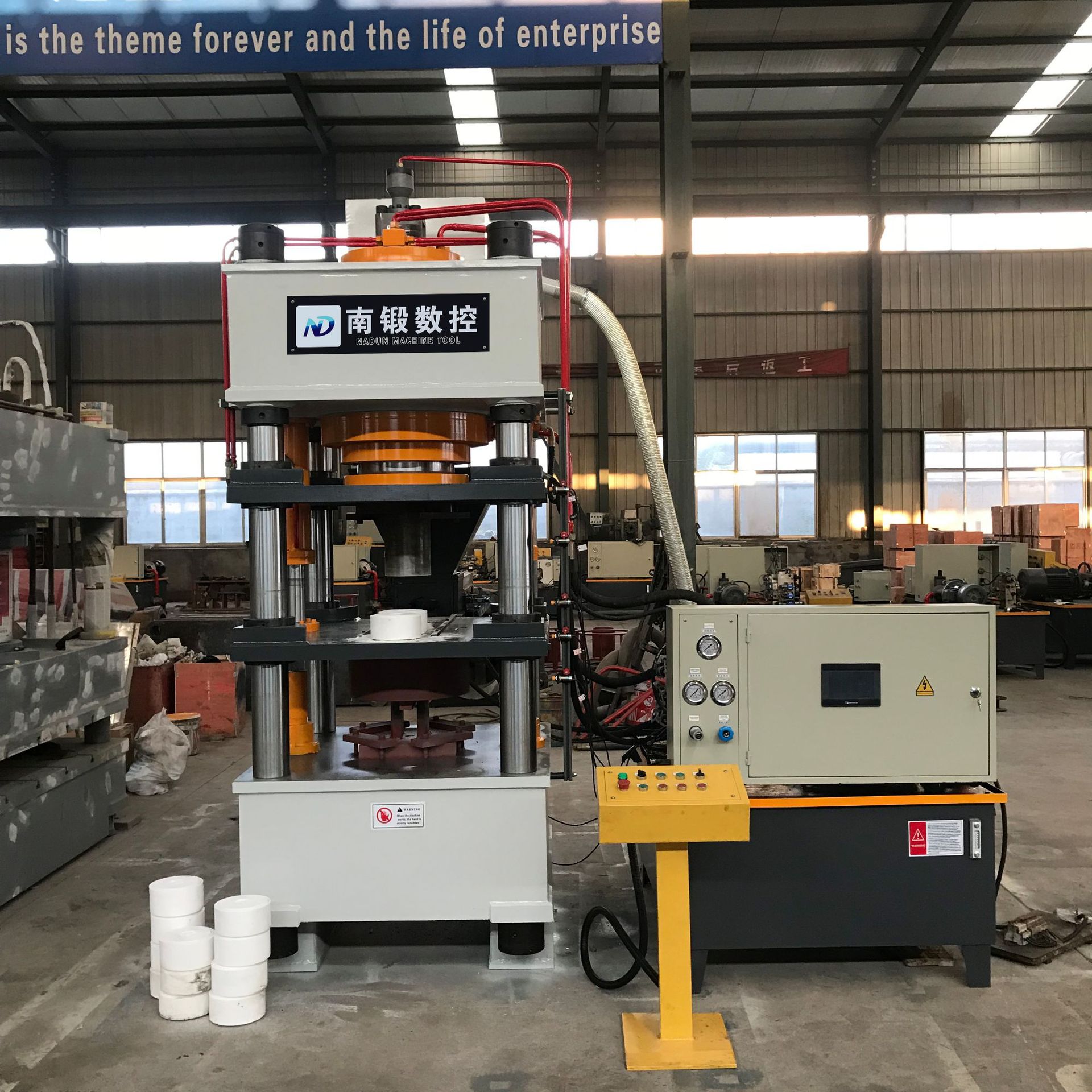 廠家供應315噸牛羊舔磚四柱液壓機粉末成型液壓機鹽磚機