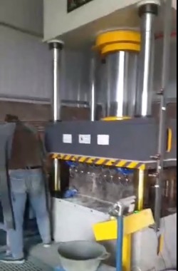 315噸熱壓成型液壓機漏糞板設備客戶現場使用視頻 