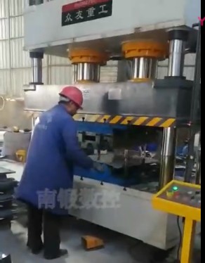 315T彩石金屬瓦成型設備客戶現(xiàn)場生產視頻