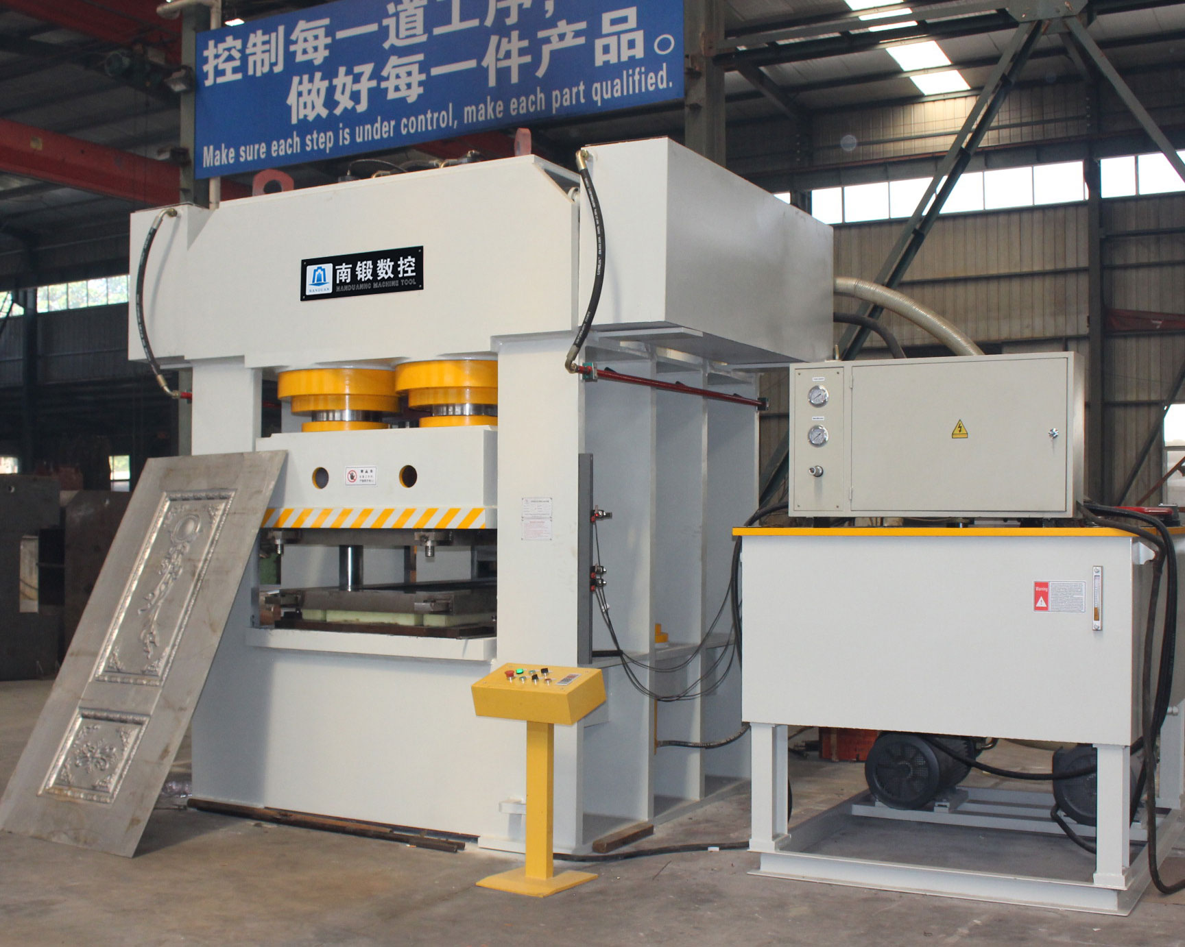 2500噸框式油壓機大型門面壓花機