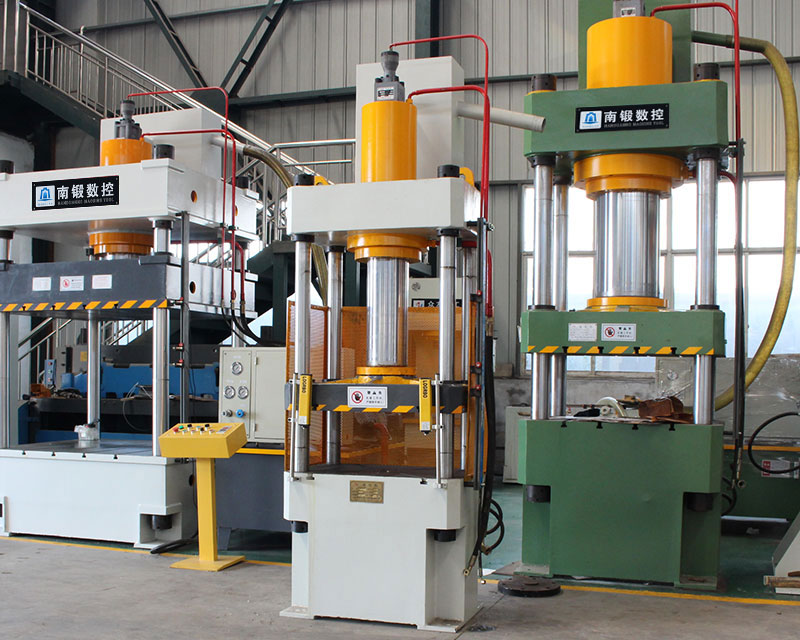 當(dāng)四柱油壓機(jī)遇到滑車時(shí)該怎么辦呢？