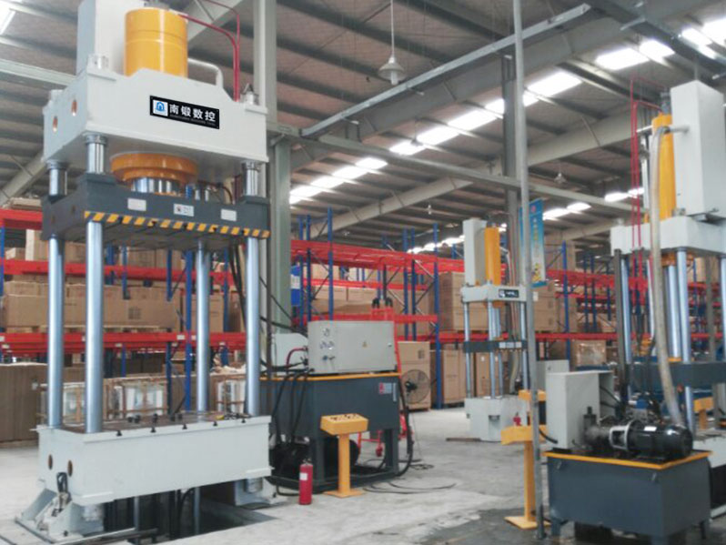 四柱油壓機中的沖夜閥的作用