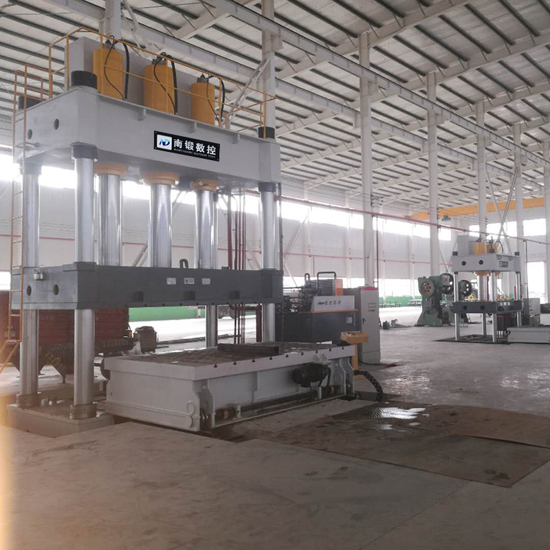 630噸四柱油壓機(jī)帶移動(dòng)工作臺(tái)帶液壓墊液壓機(jī)壓汽車內(nèi)飾油壓機(jī)