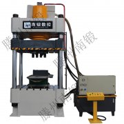 四柱液壓機(jī)外露滑動(dòng)表面要保持清潔，工作前檢查機(jī)油是否符合要求