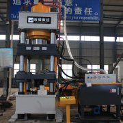 牛羊舔磚液壓機生產出來的鹽磚用途