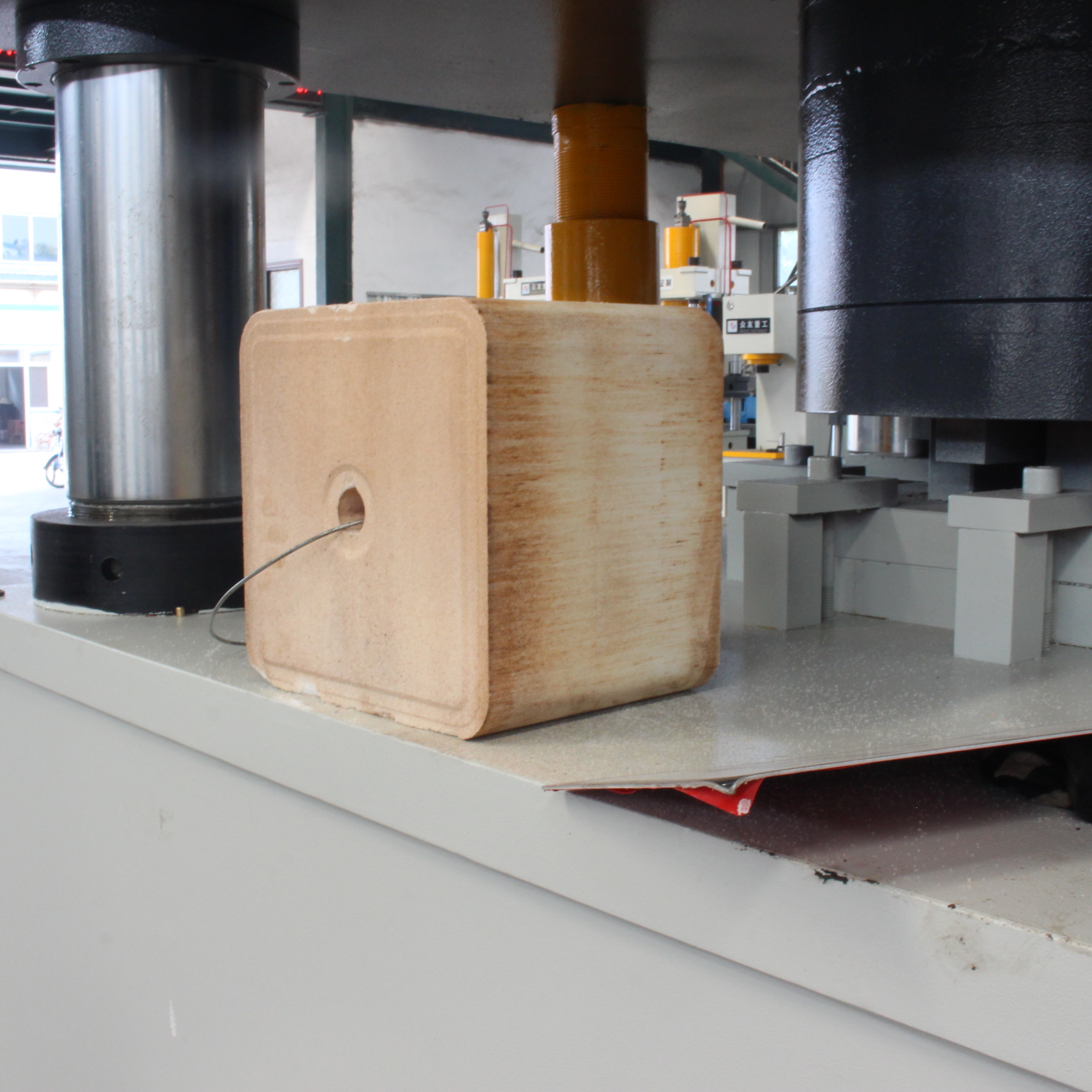 1000t牛羊舔磚液壓機鹽磚成型油壓機