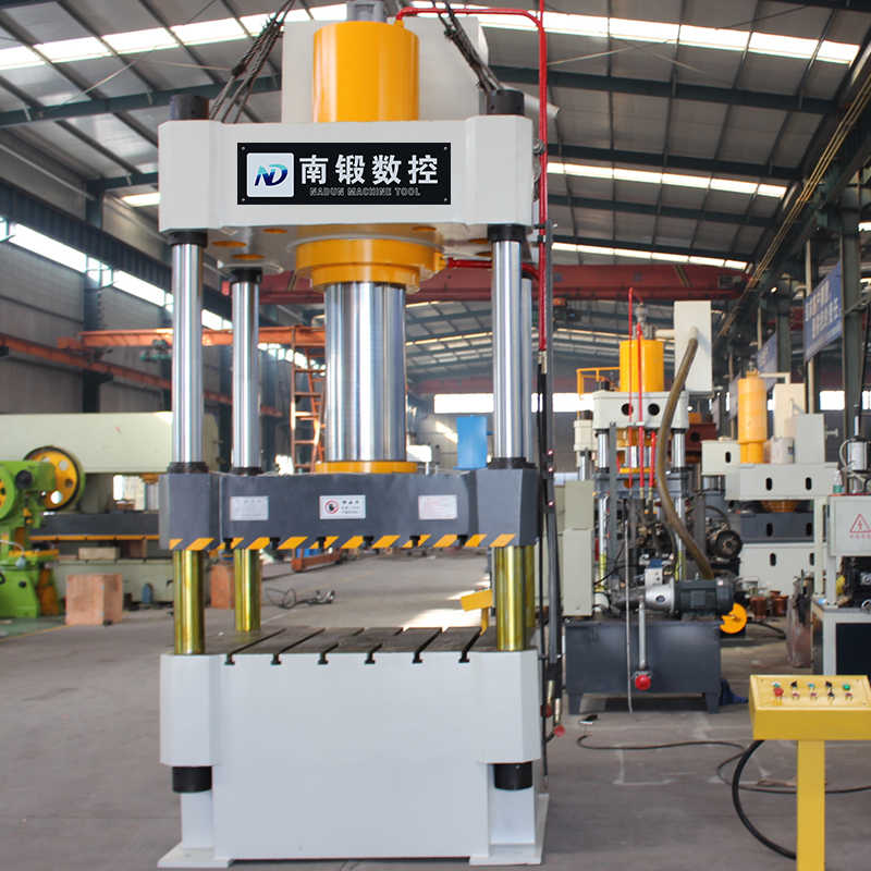 生產不銹鋼餐盤需要多少噸的快速拉伸油壓機？