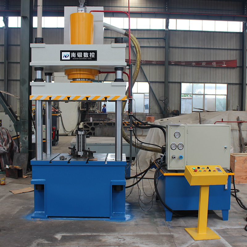多0噸四柱油壓機(jī)冷擠壓成型液壓機(jī)滕州南鍛數(shù)控液壓機(jī)廠家