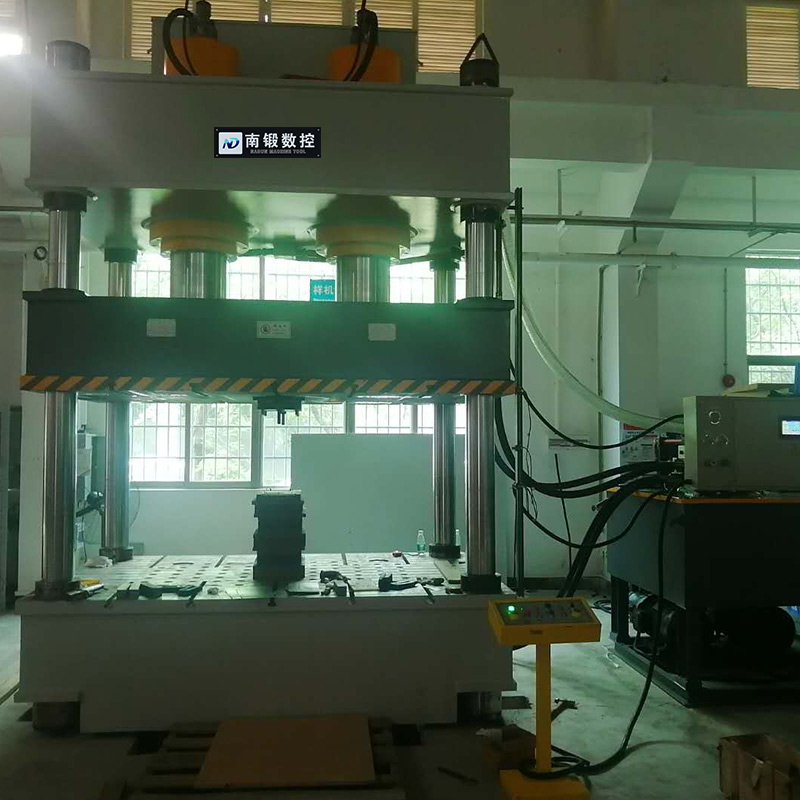 630噸汽車鈑金件拉伸液壓機四柱油壓機廠家南鍛數(shù)控