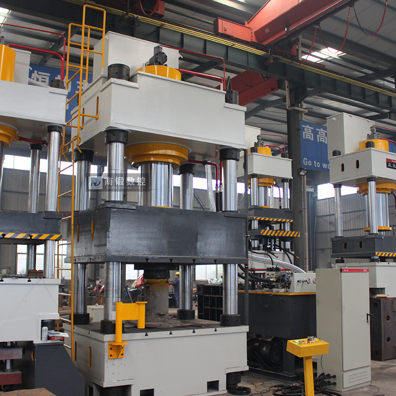 630噸液壓機YQ32-630T四柱油壓機滕州南鍛數控